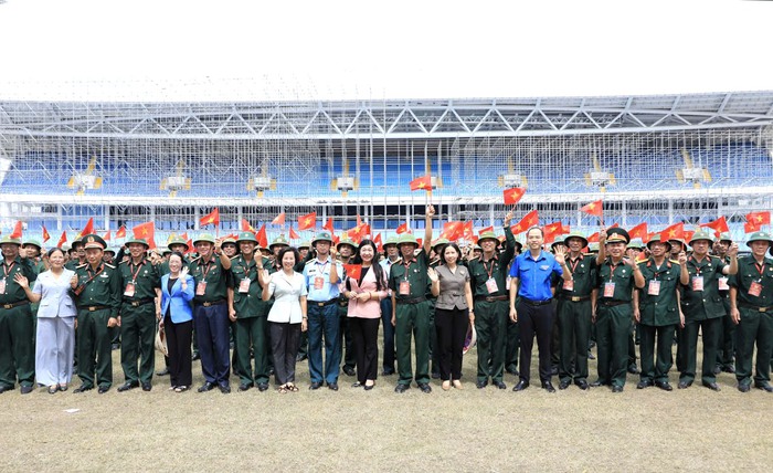 Chủ tịch MTTQVN thành phố Hà Nội thăm, động viên khối tham gia diễu binh, diễu hành A80- Ảnh 1.