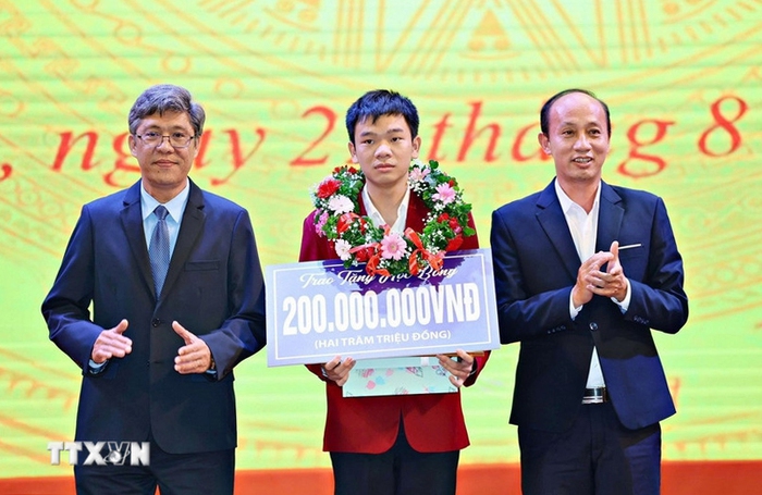 Trao phần thưởng cho nam sinh "vựa ve chai" giành huy chương Olympic quốc tế- Ảnh 1.