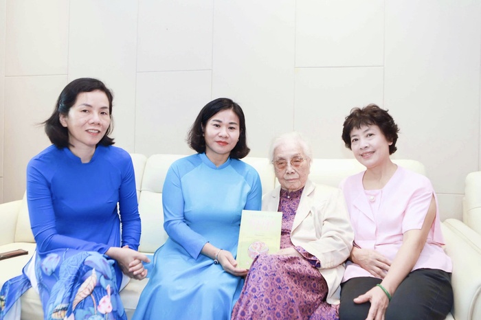 Chủ tịch Hội LHPN Việt Nam thăm hỏi nguyên Phó Chủ tịch nước Nguyễn Thị Bình- Ảnh 1. Chủ tịch Hội LHPN Việt Nam thăm hỏi nguyên Phó Chủ tịch nước Nguyễn Thị Bình- Ảnh 1.