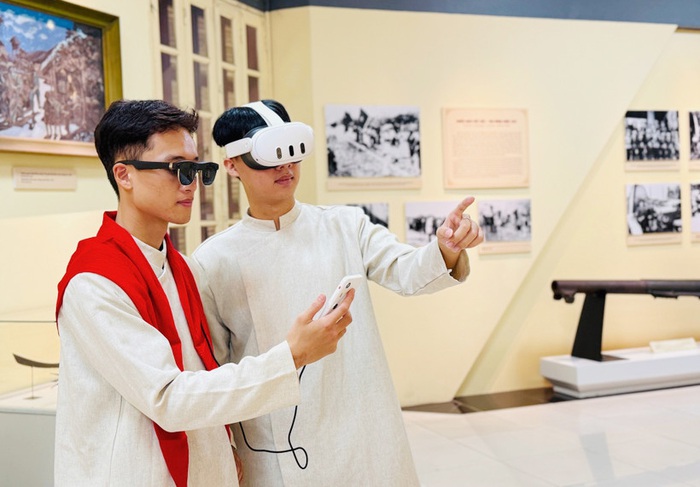 Trải nghiệm công nghệ AR gắn với thế giới thực tại Bảo tàng Cách mạng Việt Nam- Ảnh 1. Trải nghiệm công nghệ AR gắn với thế giới thực tại Bảo tàng Cách mạng Việt Nam- Ảnh 1.