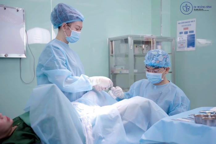 ThS.BS Bùi Hoàng Bình: Thẩm mỹ nên ưu tiên an toàn và làm nổi bật vẻ đẹp tự nhiên - Ảnh 3. ThS.BS Bùi Hoàng Bình: Thẩm mỹ nên ưu tiên an toàn và làm nổi bật vẻ đẹp tự nhiên - Ảnh 3.