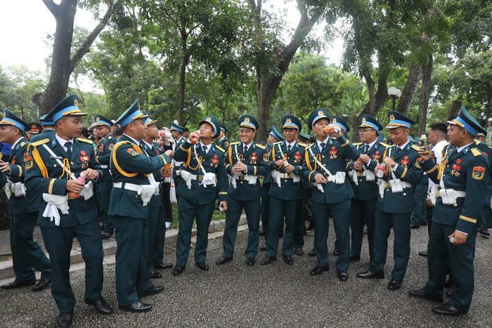 Phút giải lao quý báu của các chiến sỹ ngày hợp luyện sự kiện A80- Ảnh 1. Phút giải lao quý báu của các chiến sỹ ngày hợp luyện sự kiện A80- Ảnh 1.