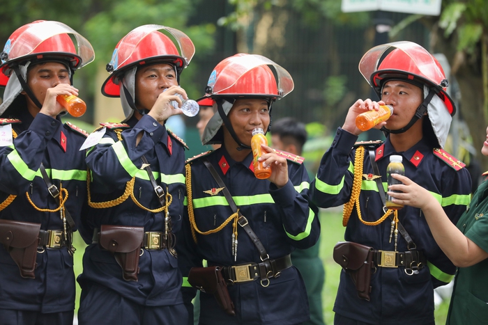 Phút giải lao quý báu của các chiến sỹ ngày hợp luyện sự kiện A80- Ảnh 12. Phút giải lao quý báu của các chiến sỹ ngày hợp luyện sự kiện A80- Ảnh 12.