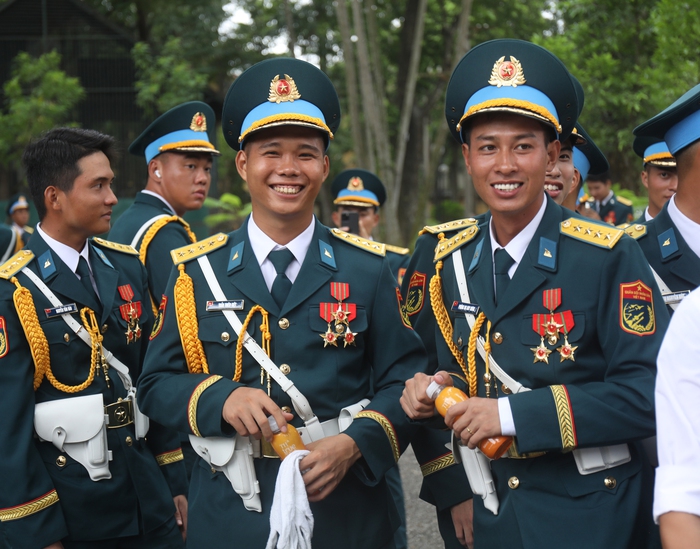 Phút giải lao quý báu của các chiến sỹ ngày hợp luyện sự kiện A80- Ảnh 4. Phút giải lao quý báu của các chiến sỹ ngày hợp luyện sự kiện A80- Ảnh 4.