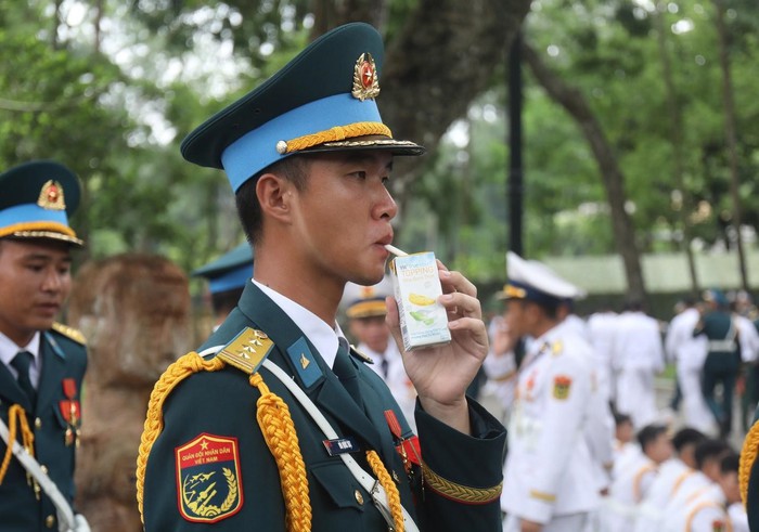 Phút giải lao quý báu của các chiến sỹ ngày hợp luyện sự kiện A80- Ảnh 5. Phút giải lao quý báu của các chiến sỹ ngày hợp luyện sự kiện A80- Ảnh 5.
