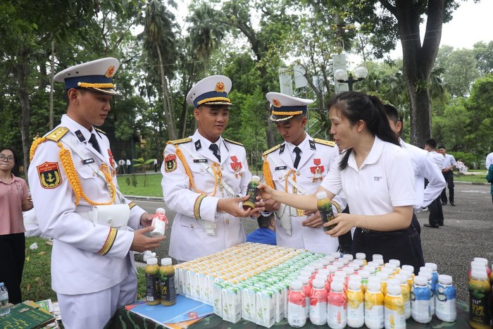 Phút giải lao quý báu của các chiến sỹ ngày hợp luyện sự kiện A80- Ảnh 6. Phút giải lao quý báu của các chiến sỹ ngày hợp luyện sự kiện A80- Ảnh 6.