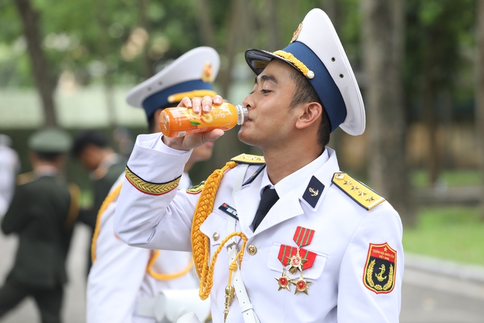 Phút giải lao quý báu của các chiến sỹ ngày hợp luyện sự kiện A80- Ảnh 7. Phút giải lao quý báu của các chiến sỹ ngày hợp luyện sự kiện A80- Ảnh 7.