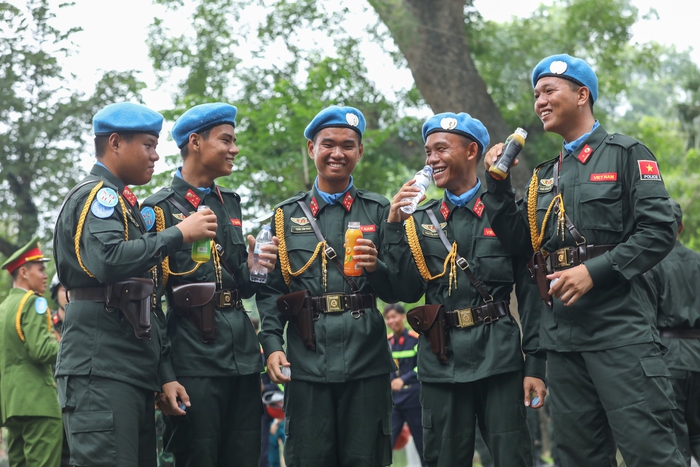 Phút giải lao quý báu của các chiến sỹ ngày hợp luyện sự kiện A80- Ảnh 8. Phút giải lao quý báu của các chiến sỹ ngày hợp luyện sự kiện A80- Ảnh 8.