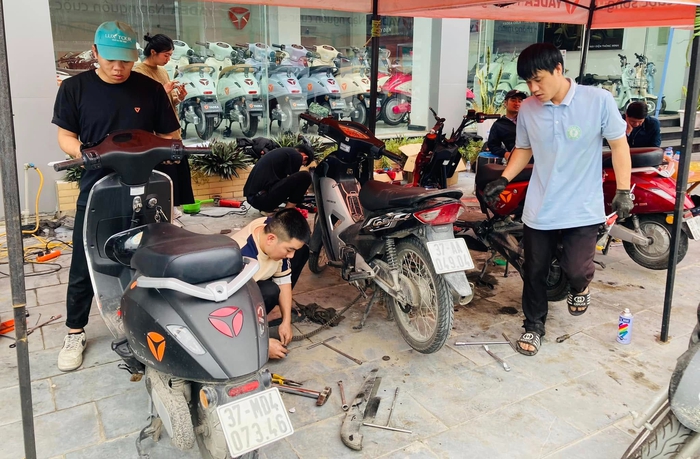Xe điện vào mùa cao điểm trước thềm khai giảng- Ảnh 2. Xe điện vào mùa cao điểm trước thềm khai giảng- Ảnh 2.