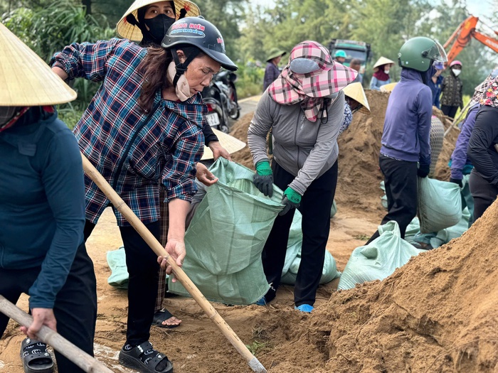 Các cấp Hội phụ nữ Hà Tĩnh khẩn trương ứng phó với cơn bão số 5 - Ảnh 1. Các cấp Hội phụ nữ Hà Tĩnh khẩn trương ứng phó với cơn bão số 5 - Ảnh 1.
