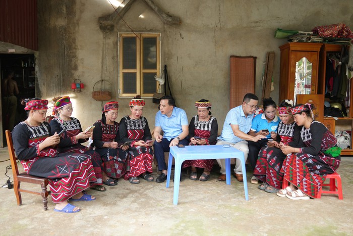 Xã Bảo Hà đưa dịch vụ công đến tận thôn, bản phục vụ người dân- Ảnh 1. Xã Bảo Hà đưa dịch vụ công đến tận thôn, bản phục vụ người dân- Ảnh 1.