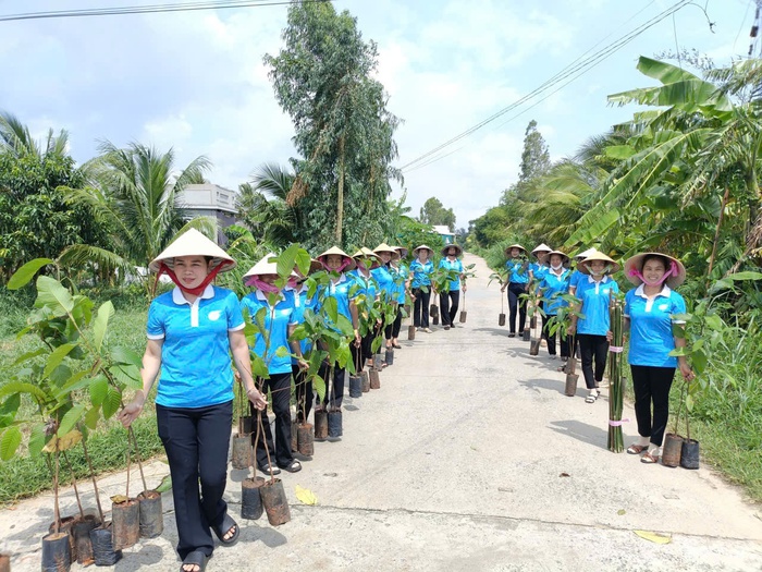 Phụ nữ xã An Ngãi Trung: Trồng 150 cây hoa trang trí chào mừng Quốc khánh 2/9- Ảnh 1. Phụ nữ xã An Ngãi Trung: Trồng 150 cây hoa trang trí chào mừng Quốc khánh 2/9- Ảnh 1.