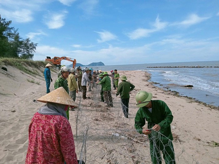 Hà Tĩnh dồn toàn lực ứng phó bão số 5: Gia cố đê biển, sơ tán dân khỏi vùng nguy hiểm- Ảnh 1.