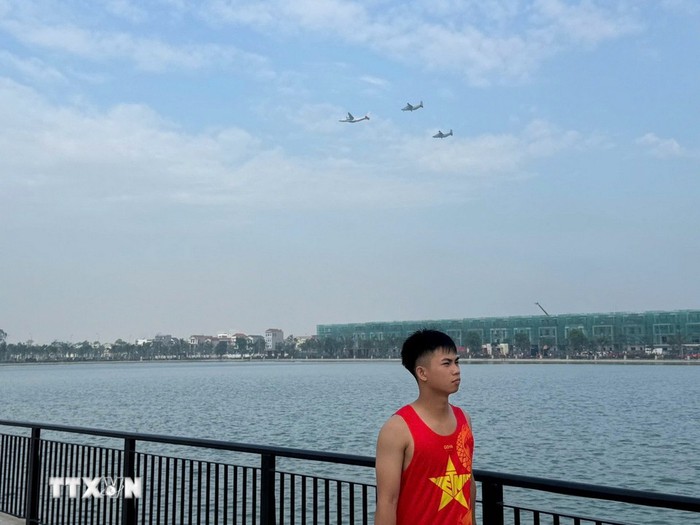 Chiêm ngưỡng dàn máy bay diễn tập trên bầu trời Hà Nội- Ảnh 4. Chiêm ngưỡng dàn máy bay diễn tập trên bầu trời Hà Nội- Ảnh 4.