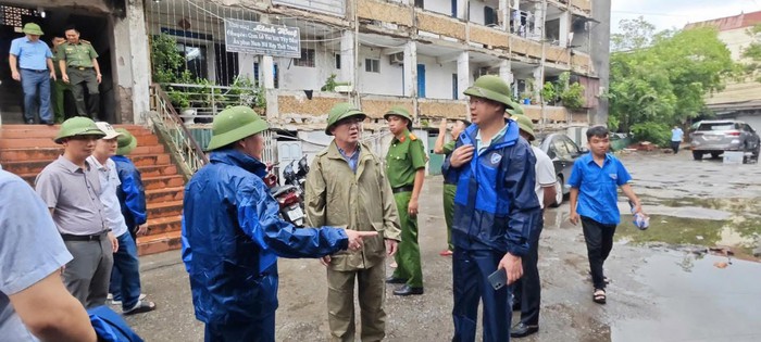 Hơn 1.300 cư dân Nghệ An rời chung cư cũ trước bão số 5- Ảnh 3. Hơn 1.300 cư dân Nghệ An rời chung cư cũ trước bão số 5- Ảnh 3.