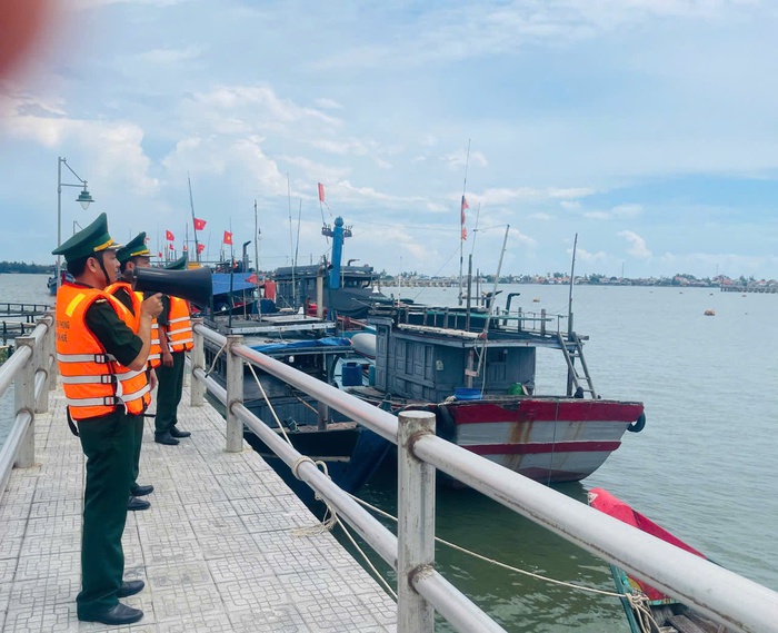 Bộ đội Biên phòng kêu gọi tàu thuyền ngư dân khẩn trương vào nơi an toàn tránh bão- Ảnh 6. Bộ đội Biên phòng kêu gọi tàu thuyền ngư dân khẩn trương vào nơi an toàn tránh bão- Ảnh 6.