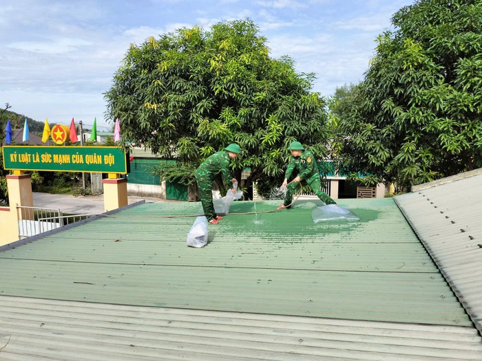 Bộ đội Biên phòng kêu gọi tàu thuyền ngư dân khẩn trương vào nơi an toàn tránh bão- Ảnh 4. Bộ đội Biên phòng kêu gọi tàu thuyền ngư dân khẩn trương vào nơi an toàn tránh bão- Ảnh 4.