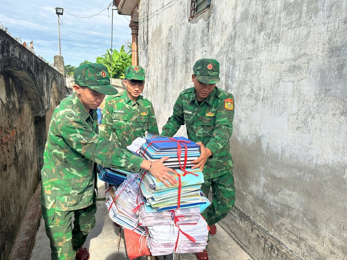 Bộ đội Biên phòng kêu gọi tàu thuyền ngư dân khẩn trương vào nơi an toàn tránh bão- Ảnh 5. Bộ đội Biên phòng kêu gọi tàu thuyền ngư dân khẩn trương vào nơi an toàn tránh bão- Ảnh 5.