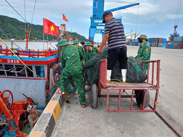 Bộ đội Biên phòng kêu gọi tàu thuyền ngư dân khẩn trương vào nơi an toàn tránh bão- Ảnh 3. Bộ đội Biên phòng kêu gọi tàu thuyền ngư dân khẩn trương vào nơi an toàn tránh bão- Ảnh 3.