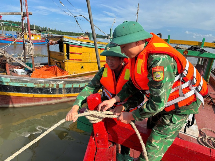 Bộ đội Biên phòng kêu gọi tàu thuyền ngư dân khẩn trương vào nơi an toàn tránh bão- Ảnh 1. Bộ đội Biên phòng kêu gọi tàu thuyền ngư dân khẩn trương vào nơi an toàn tránh bão- Ảnh 1.