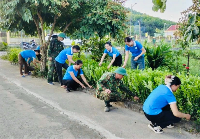 "Hàng cây xanh phụ nữ" tô điểm diện mạo nông thôn mới ở Bình Minh- Ảnh 2. "Hàng cây xanh phụ nữ" tô điểm diện mạo nông thôn mới ở Bình Minh- Ảnh 2.