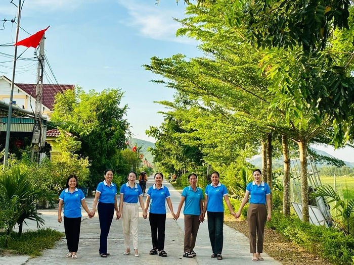 "Hàng cây xanh phụ nữ" tô điểm diện mạo nông thôn mới ở Bình Minh- Ảnh 3. "Hàng cây xanh phụ nữ" tô điểm diện mạo nông thôn mới ở Bình Minh- Ảnh 3.