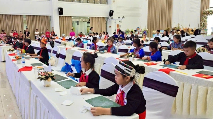 Hàng trăm học sinh DTTS tham gia diễn đàn giao lưu tuyên truyền công bằng trong giáo dục - Ảnh 2. Hàng trăm học sinh DTTS tham gia diễn đàn giao lưu tuyên truyền công bằng trong giáo dục - Ảnh 2.