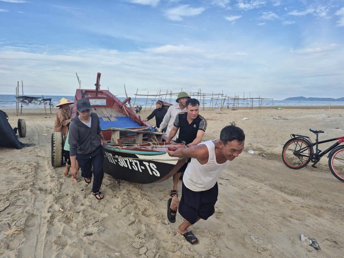 Hà Tĩnh dồn toàn lực ứng phó bão số 5: Gia cố đê biển, sơ tán dân khỏi vùng nguy hiểm- Ảnh 2.