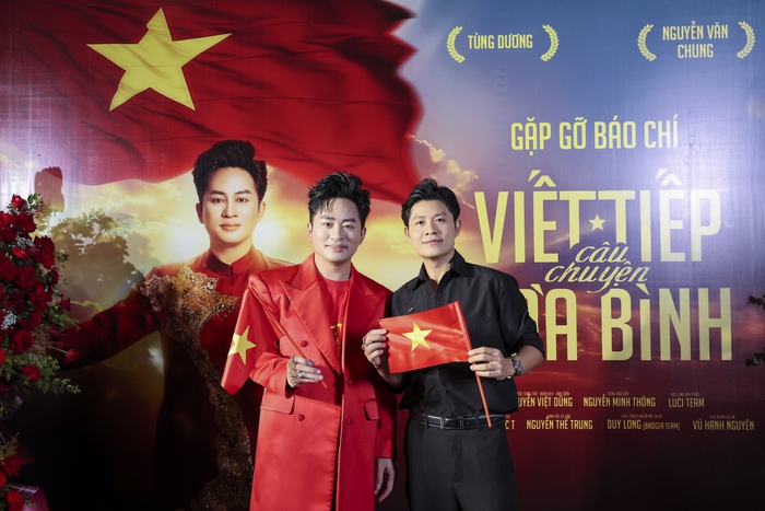 Ca sĩ Tùng Dương và nhạc sĩ Nguyễn Văn Chung trong buổi gặp gỡ báo chí ra mắt MV "Viết tiếp câu chuyện hòa bình" Ca sĩ Tùng Dương và nhạc sĩ Nguyễn Văn Chung trong buổi gặp gỡ báo chí ra mắt MV "Viết tiếp câu chuyện hòa bình"