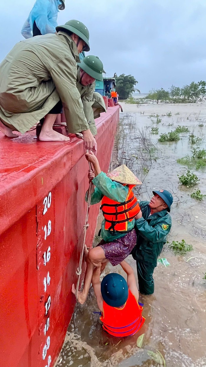 Kịp thời giải cứu 5 ngư dân giữa dòng lũ dữ trên sông Lam- Ảnh 1.