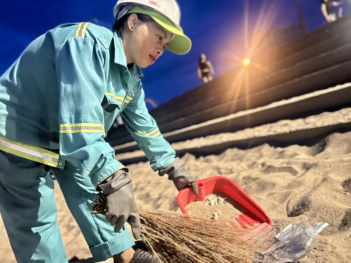 Những người cần mẫn làm sạch biển Cửa Lò- Ảnh 2. Những người cần mẫn làm sạch biển Cửa Lò- Ảnh 2.