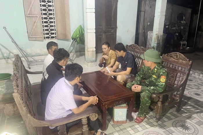 Thanh Hóa: Bộ đội Biên phòng xuyên đêm di dời hơn 400 người dân đến nơi tránh trú bão- Ảnh 1.
