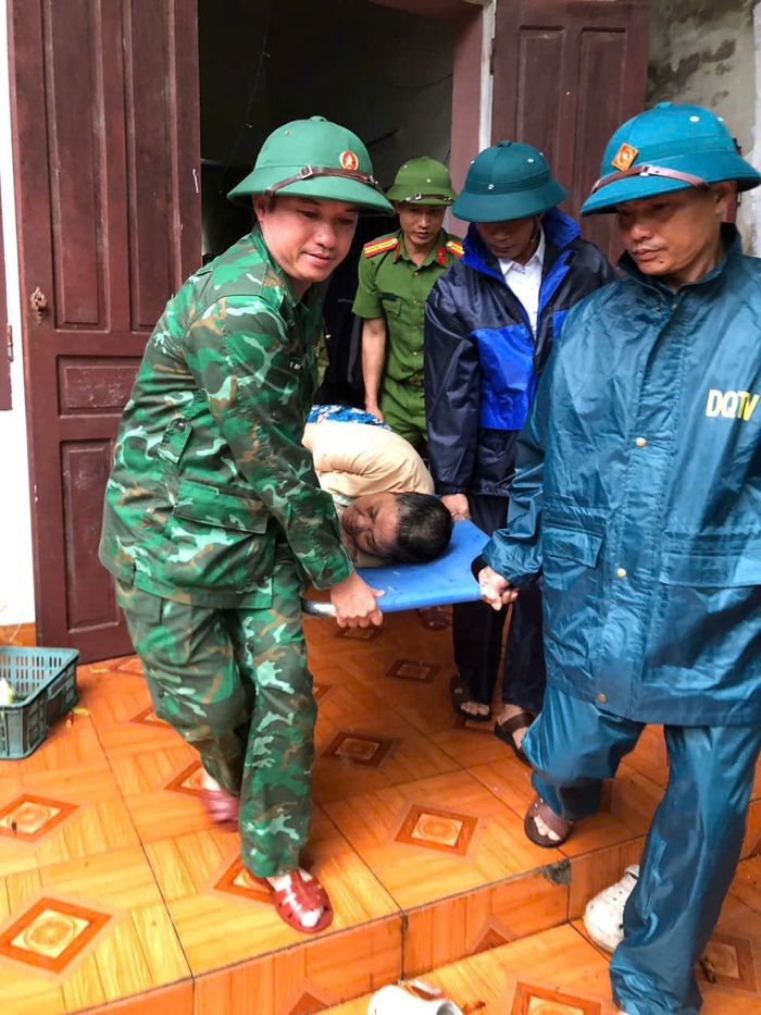 Thanh Hóa: Bộ đội Biên phòng xuyên đêm di dời hơn 400 người dân đến nơi tránh trú bão- Ảnh 2.