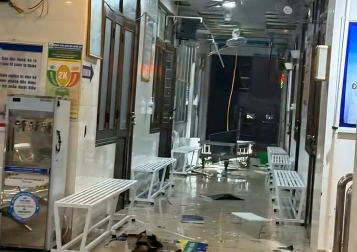 Nhiều cơ sở y tế ở Nghệ An bị hư hỏng do bão số 5, khẩn trương khắc phục để đảm bảo khám chữa bệnh- Ảnh 1.