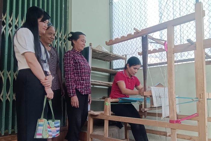 Học nghề giúp phụ nữ vùng cao tăng thu nhập, góp phần xây dựng nông thôn mới- Ảnh 2.
