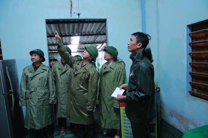 Phó Thủ tướng Trần Hồng Hà thăm hỏi, động viên người dân Hà Tĩnh khắc phục hậu quả bão số 5- Ảnh 2.