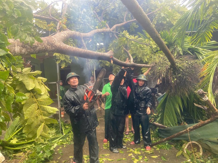 Bộ đội Biên phòng điều động thêm lực lượng hỗ trợ người dân khắc phục hậu quả sau bão- Ảnh 2.