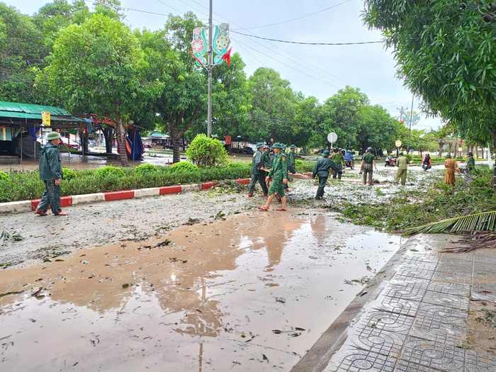 Bộ đội Biên phòng điều động thêm lực lượng hỗ trợ người dân khắc phục hậu quả sau bão- Ảnh 7.