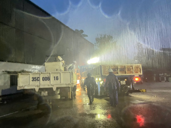 Điện lực miền Bắc chủ động ứng phó và tích cực khắc phục lưới điện sau bão số 5- Ảnh 1.
