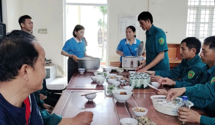 Thanh Hóa: Hội LHPN các cấp tích cực tham gia chống bão số 5, phục vụ hậu cần- Ảnh 3.