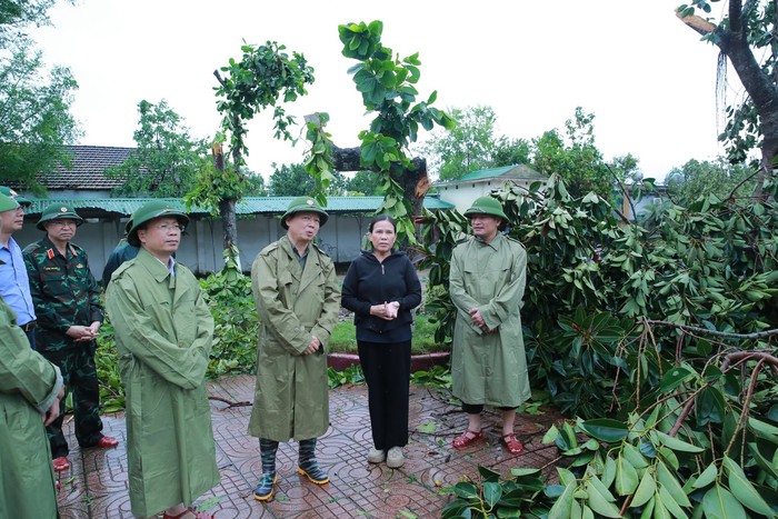 Phó Thủ tướng Trần Hồng Hà thăm hỏi, động viên người dân Hà Tĩnh khắc phục hậu quả bão số 5- Ảnh 3.