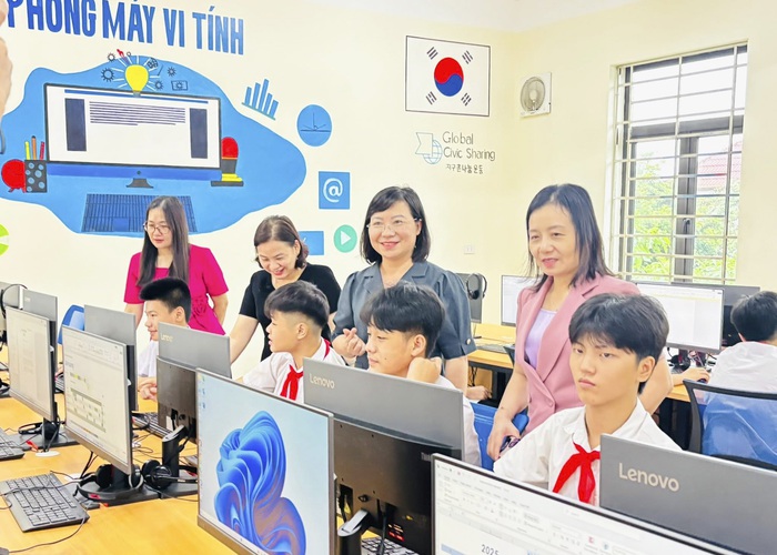 Bàn giao 35 bộ máy tính trị giá hơn 851 triệu đồng cho Trường THCS Quang Vinh- Ảnh 3. Bàn giao 35 bộ máy tính trị giá hơn 851 triệu đồng cho Trường THCS Quang Vinh- Ảnh 3.