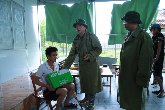 Phó Thủ tướng Trần Hồng Hà thăm hỏi, động viên người dân Hà Tĩnh khắc phục hậu quả bão số 5- Ảnh 1.