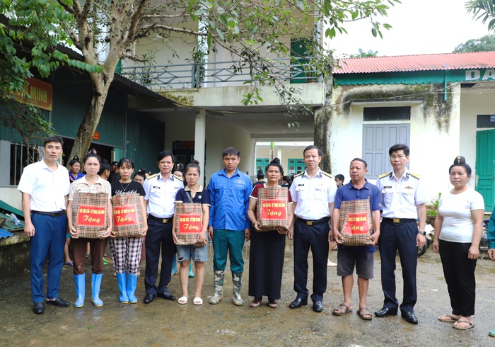Bộ đội Hải quân giúp người dân ở Điện Biên và Tuyên Quang vượt khó sau mưa lũ - Ảnh 1. Bộ đội Hải quân giúp người dân ở Điện Biên và Tuyên Quang vượt khó sau mưa lũ - Ảnh 1.