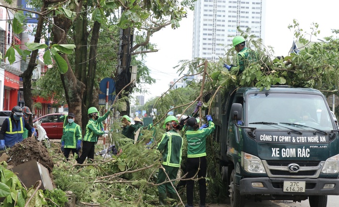 Bữa cơm nghĩa tình dành cho hàng trăm công nhân vệ sinh sau bão số 5- Ảnh 2. Bữa cơm nghĩa tình dành cho hàng trăm công nhân vệ sinh sau bão số 5- Ảnh 2.