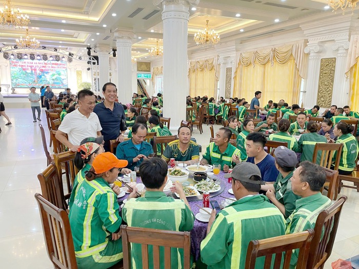 Bữa cơm nghĩa tình dành cho hàng trăm công nhân vệ sinh sau bão số 5- Ảnh 1. Bữa cơm nghĩa tình dành cho hàng trăm công nhân vệ sinh sau bão số 5- Ảnh 1.
