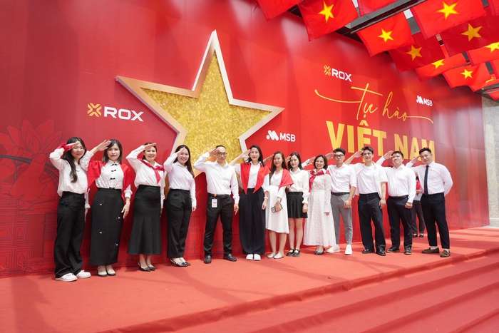 ROX Tower rực rỡ cờ hoa, lan tỏa tinh thần tự hào Việt Nam- Ảnh 2. ROX Tower rực rỡ cờ hoa, lan tỏa tinh thần tự hào Việt Nam- Ảnh 2.