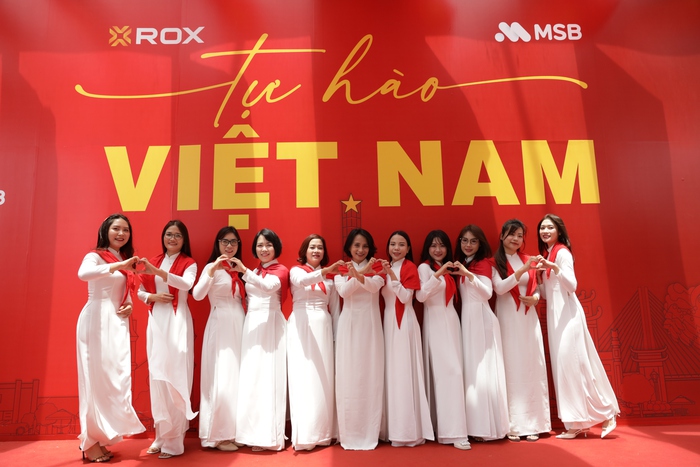 ROX Tower rực rỡ cờ hoa, lan tỏa tinh thần tự hào Việt Nam- Ảnh 3. ROX Tower rực rỡ cờ hoa, lan tỏa tinh thần tự hào Việt Nam- Ảnh 3.