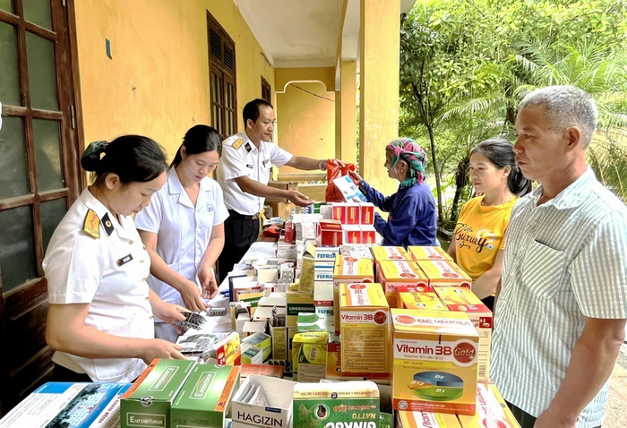 Bộ đội Hải quân giúp người dân ở Điện Biên và Tuyên Quang vượt khó sau mưa lũ - Ảnh 2. Bộ đội Hải quân giúp người dân ở Điện Biên và Tuyên Quang vượt khó sau mưa lũ - Ảnh 2.
