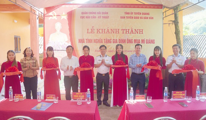 Bộ đội Hải quân giúp người dân ở Điện Biên và Tuyên Quang vượt khó sau mưa lũ - Ảnh 3. Bộ đội Hải quân giúp người dân ở Điện Biên và Tuyên Quang vượt khó sau mưa lũ - Ảnh 3.